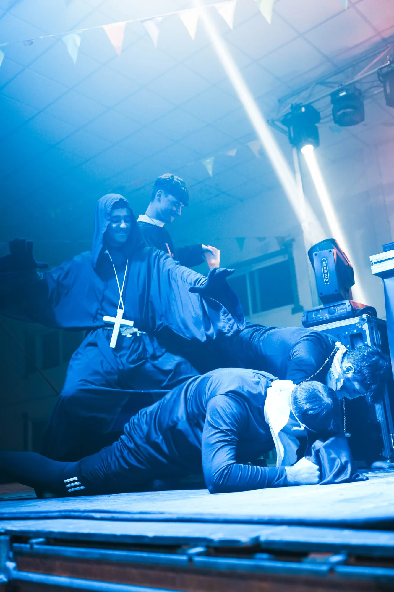 Público y cabezas móviles durante la noche de Halloween Fest