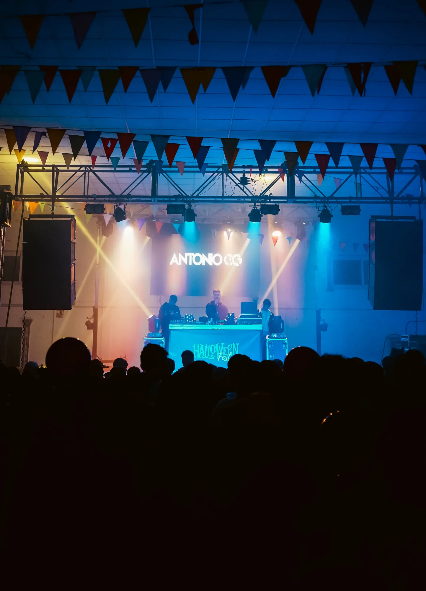 Escenario con iluminación y público durante un evento producido por Black Sun Prods