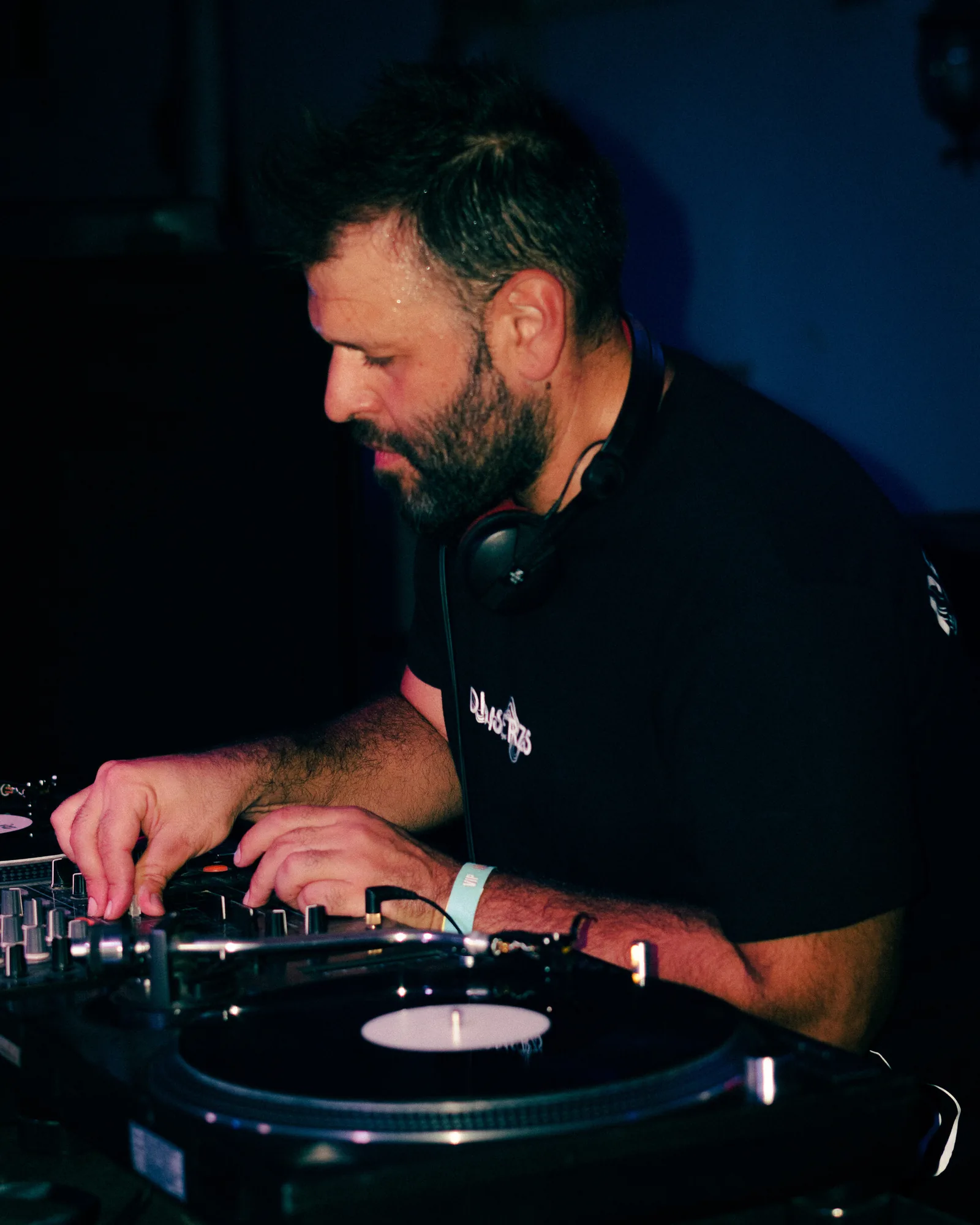 DJ en cabina durante Halloween Fest