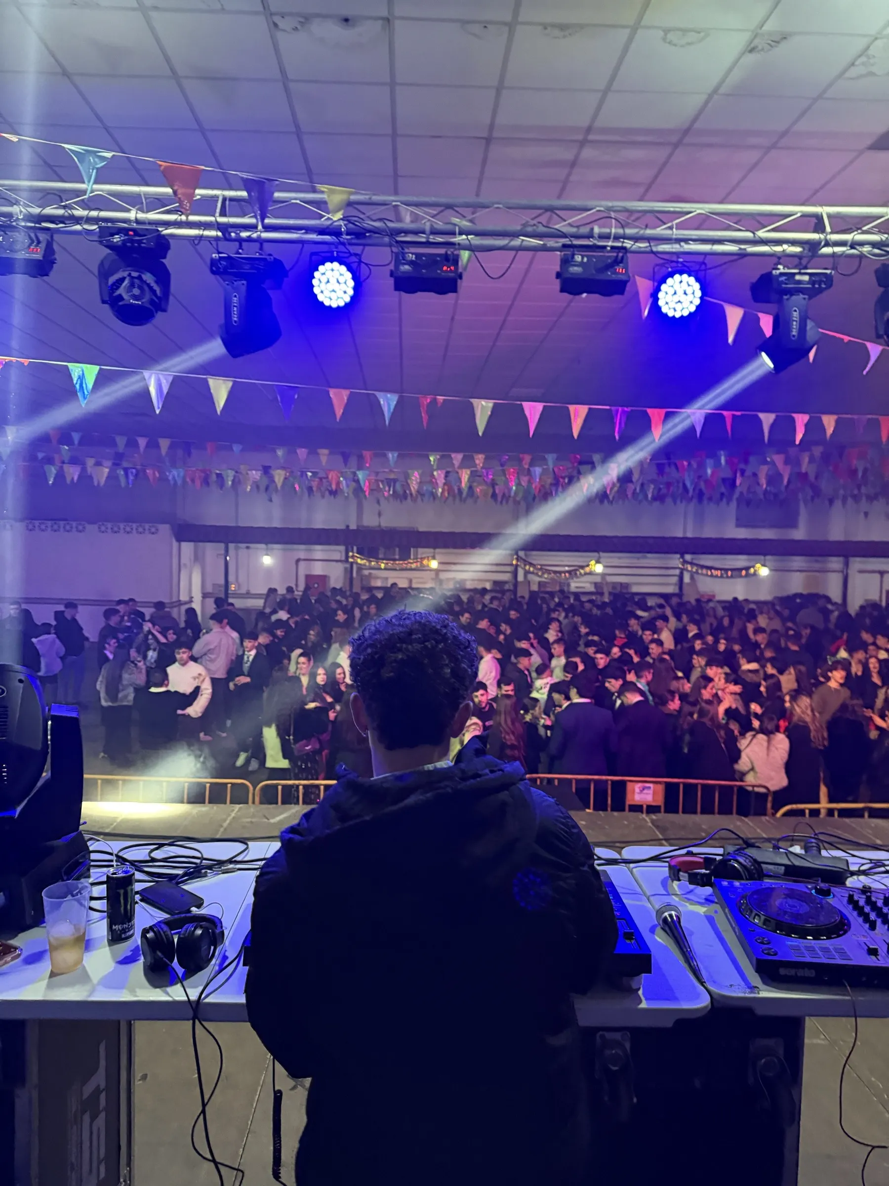 Vista desde la cabina del DJ: la caseta municipal de Los Villares llena de público en una de las noches de Navidad
